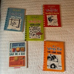 4 diary of a wimpy kid books+ free gift book with purchase!